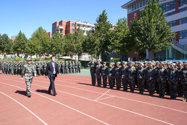 首页 学校要闻 >> 正文   最后,王久亮向71345部队赠送了锦旗,对承训