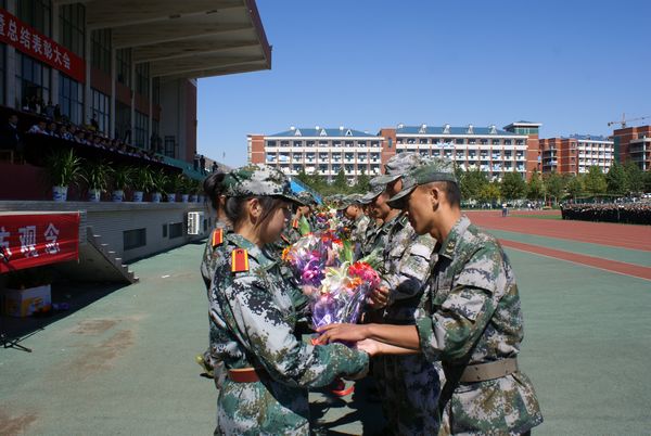 首页 学校要闻 >> 正文   最后,王久亮向71345部队赠送了锦旗,对承训