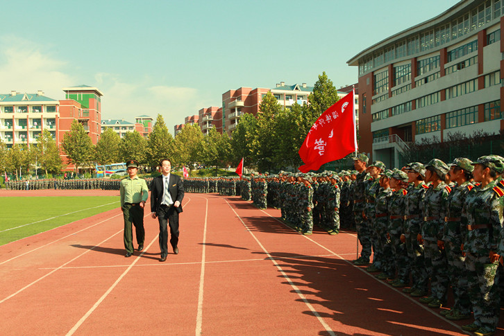 淄博师专举行2013级新生军训总结汇报大会暨开学典礼